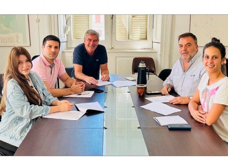 Los concejales del bloque UCR+PRO Melany Horomadiuk, Gustavo Staffolani, Manuela Forneris,  Javier Mor Roig y Diego Rovella, quienes impulsaron en el  Concejo Deliberante los pedidos de informes.