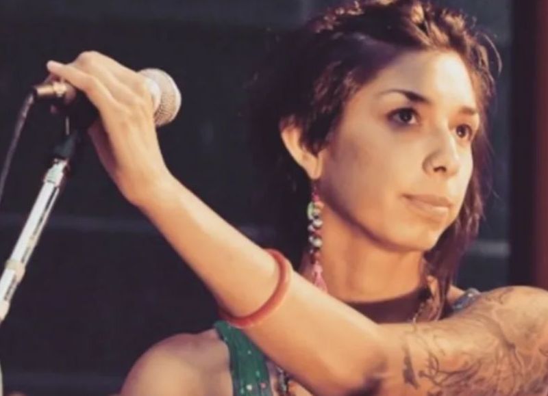 Araceli Julio, era cantante, madre de dos hijos, tenía 39 años y luchaba contra un cáncer. Denunció recortes en salud que afectaron su tratamiento.