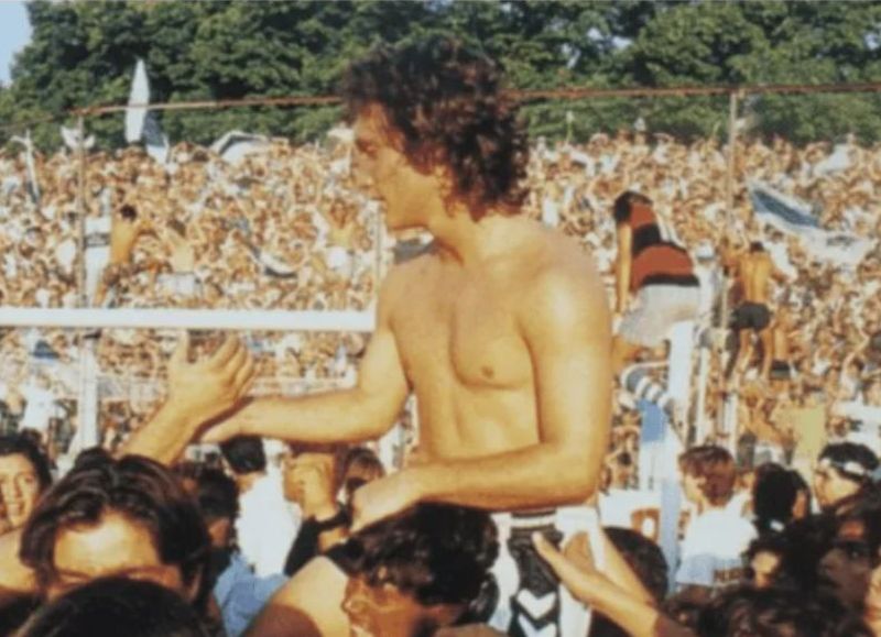 Guillermo Barros Schelotto, tras ser campeón de la Copa Centenario 1993 con Gimnasia.