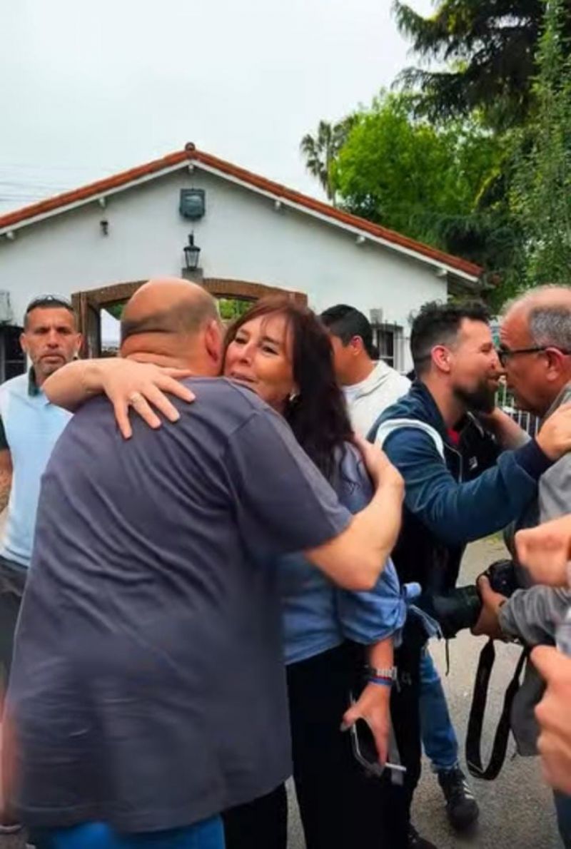 La secretaria general de UPCN, Fabiola Mosquera, abrazando a Gustavo Cañete