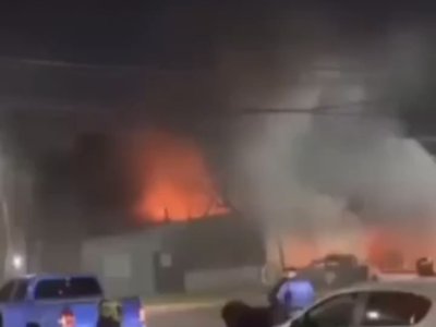 Lo acusaron de atacar mujeres y abusar de una adolescente y le incendiaron la casa