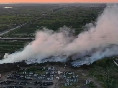 Se incendi&oacute; una planta de CEAMSE en Sarand&iacute; y el humo afecta la visibilidad en la Autopista La Plata-Buenos Aires