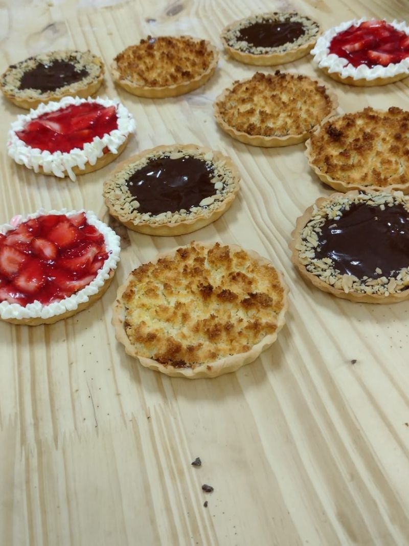 También preparaba tortas, tartas y postres en pastelerías, y ganando experiencia en cada cocina por la que pasó.