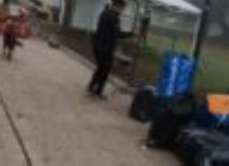 Manteros del conurbano de la provincia ocupando espacio de recreación de los niños