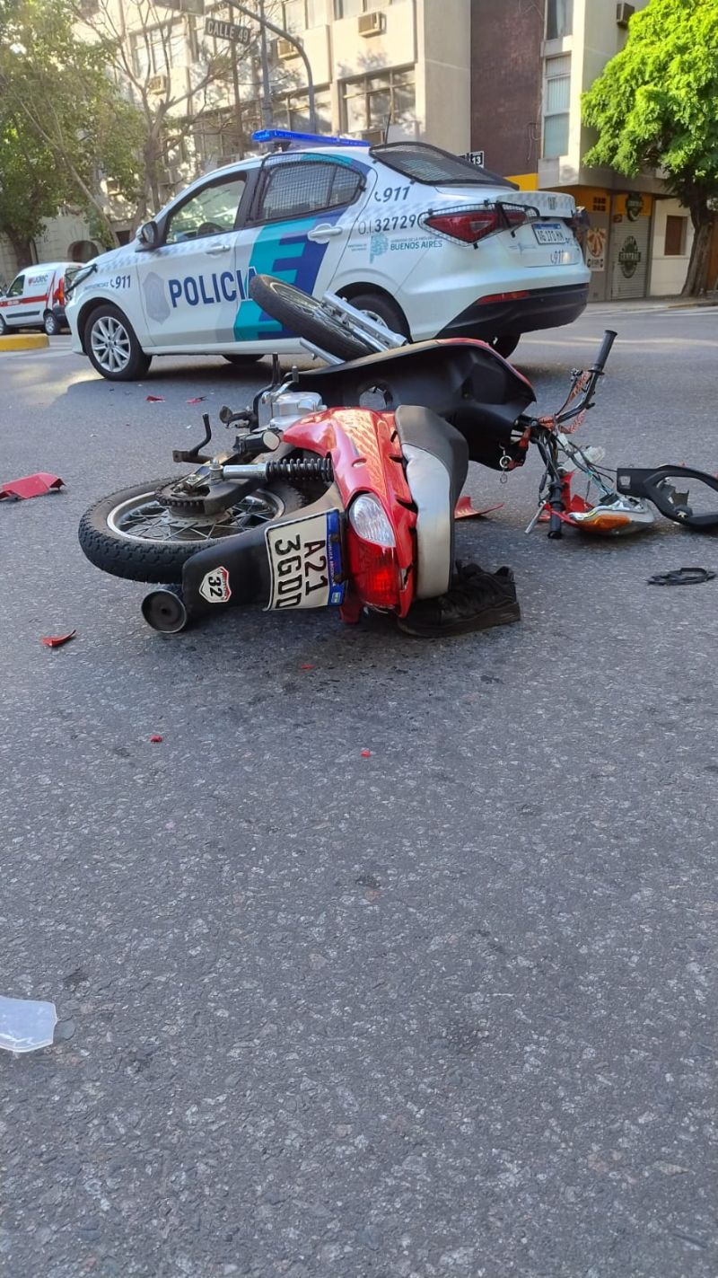 El incidente vial ocurrió en el cruce de la avenida 13 y 49.