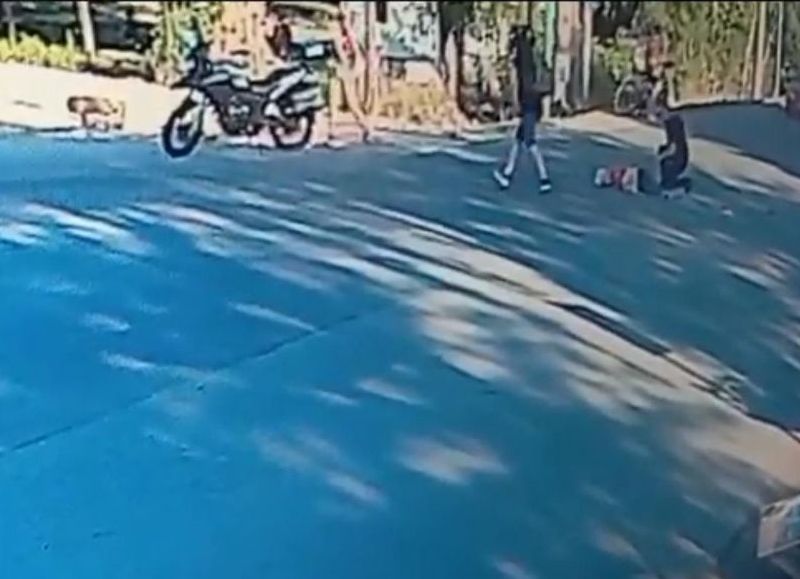 El trágico caso se produjo en Zabala y Bossinga cuando una moto marca Corven Triax de 250 de cilindrada transitaba al mando de un hombre de 46 años y la transeúnte intentó cruzar.
