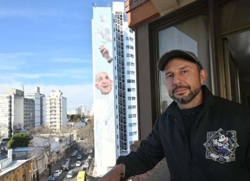 Martín Ron, el autor del enorme mural del papa Francisco
