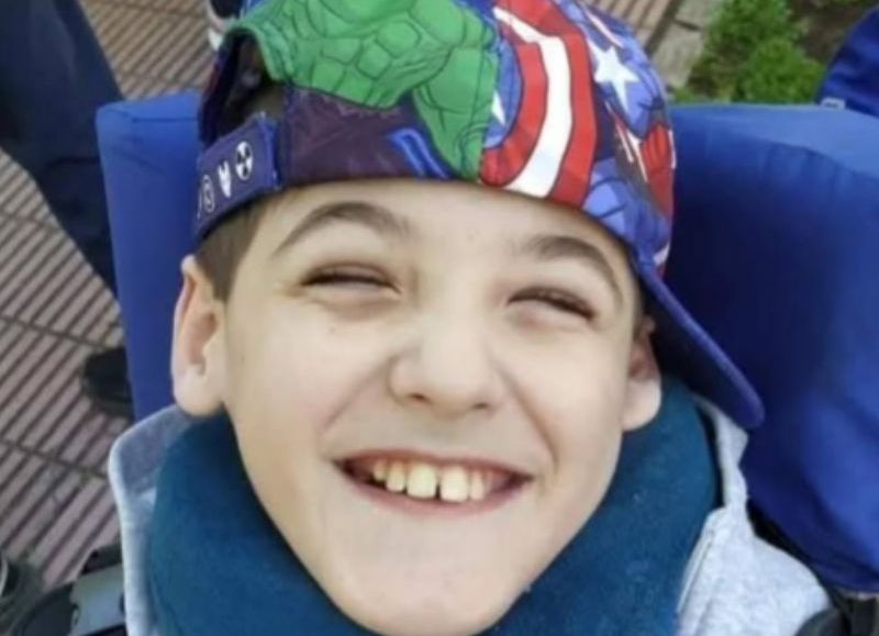 Lejos de rendirse, su familia  integrada por sus padres, hermanos, amigos y allegados, continua acompañándolo en cada paso de su vida.