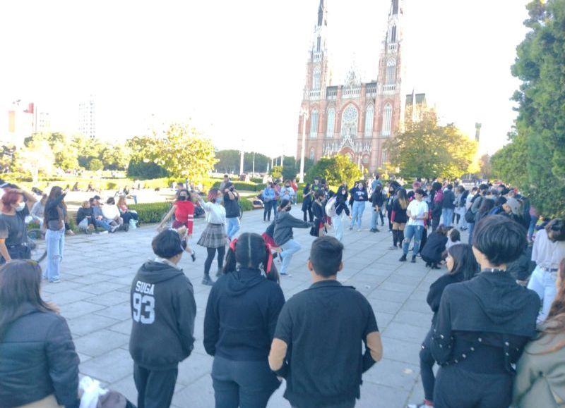 Tres jóvenes fanáticos del K-pop decidieron organizar algo distinto: un espacio propio, en la ciudad, para compartir su pasión por la música coreana sin tener que viajar hasta Capital Federal.