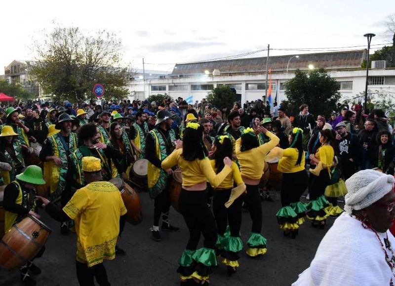 El candombe nació en la calle, cada persona que se acerca a aprender a tocar o a bailar está accediendo a un mundo maravilloso de conocimiento.