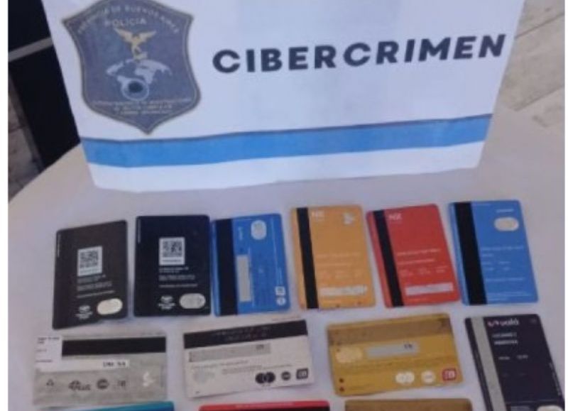 se secuestró una importante suma de dinero, computadoras, celulares, tarjetas de débito y crédito, y armas de fuego.