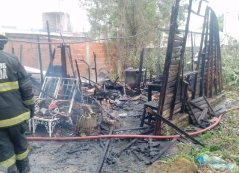 Por motivos que todavía no están del todo claros, la vivienda comenzó a arder rápidamente y el fuego se extendió a cada rincón.