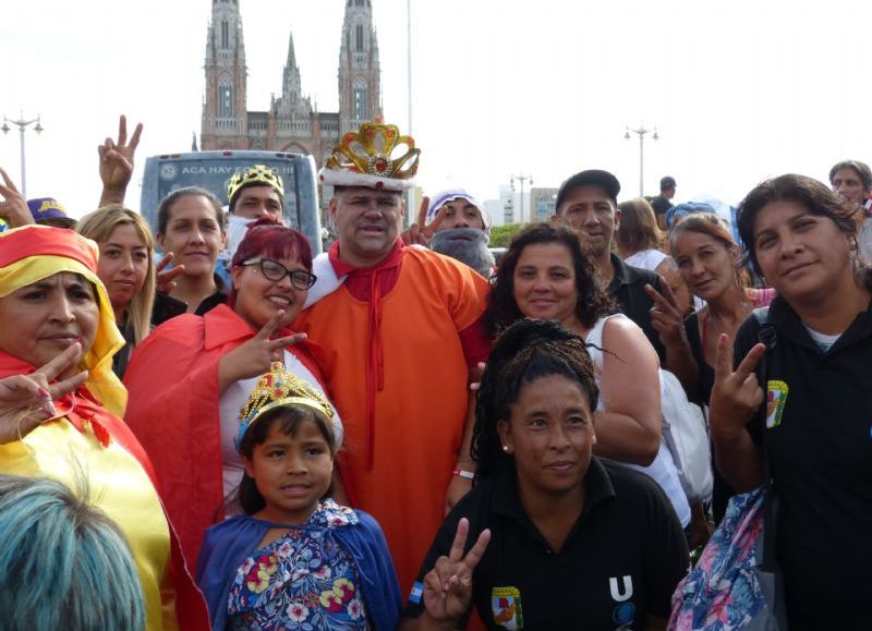 Ivan Tobar, secretario general de la Uocra Seccional La Plata, disfrutando con los niños.