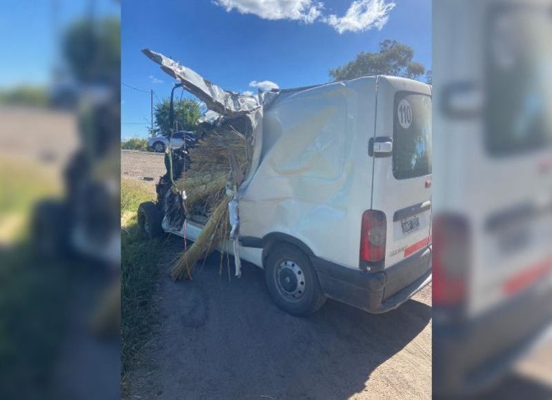 Un camión volcado y un comerciante en grave estado tras choque en Lisandro Olmos.