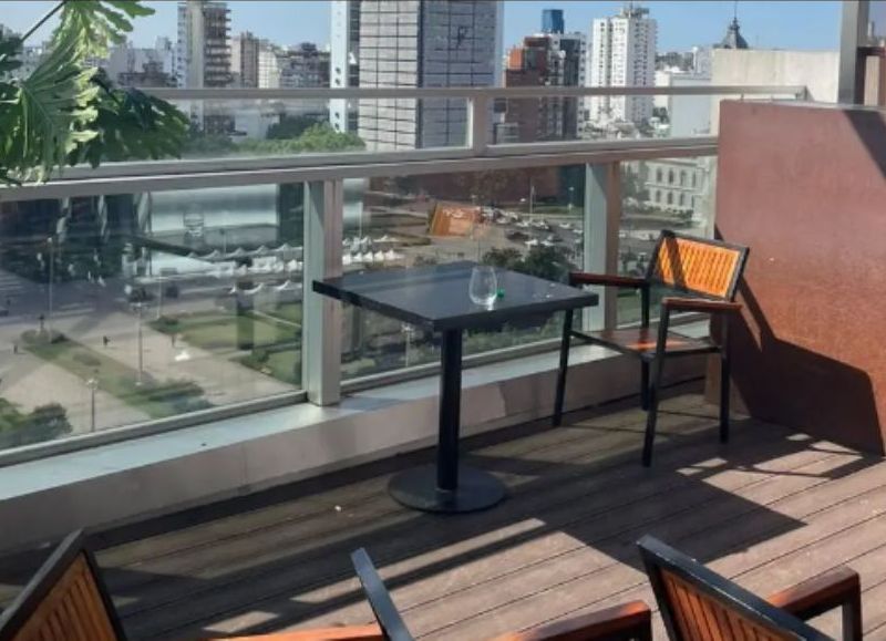 En el video se aprecia cómo Giannoni, sentado junto a una mesa con sus anteojos de sol puestos.