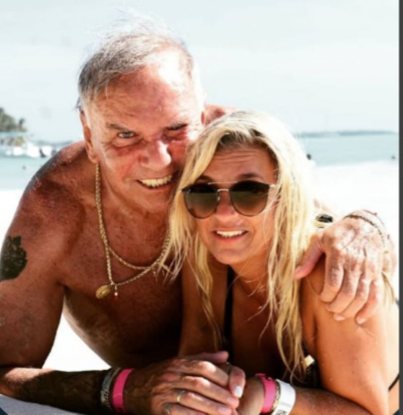 El tesorero Héctor Nieves, junto a su pareja, en playas soñadas con pulseras vip.