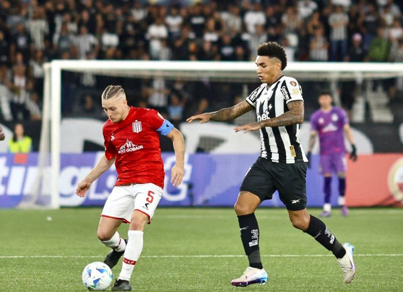 A pesar de una remontada con doblete de Palacios, un gol agónico de Artur dejó al Pincha sin la heroica en el Grupo A.