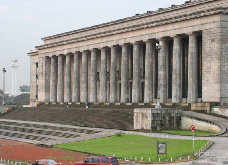 En todos los casos se utilizaron nombres y datos de empleados reales de la institución universitaria, a quienes les falsificaron la firma.