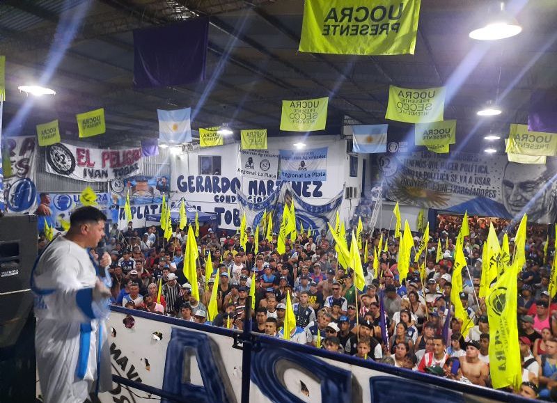 Su secreario general hablando frente a la multitud.