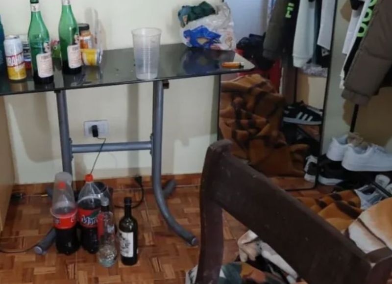 Según consta en el parte policial, ya en la vivienda, los cinco compartieron bebidas alcohólicas. Poco después, los tres amigos se durmieron.
