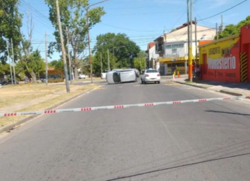 El patrullero sufrió graves daños en su parte frontal y activó uno de los airbags.