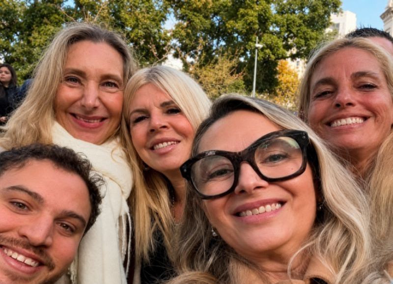 Karina Milei , Sandra Rey junto a Andrea Freguia (centro, con anteojos) y otras legisladoras del espacio La Libertad Avanza.
