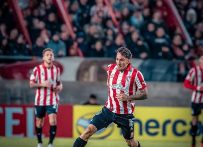 Estudiantes ya le renovó contrato hasta 2027 y habilita un préstamo con opción; Banfield encarrila la operación y la decisión del uruguayo se define tras la Supercopa.