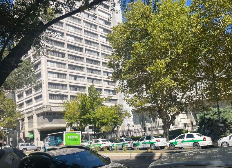 Crece el uso de apps de viaje y los taxistas esperan cada vez más en La Plata