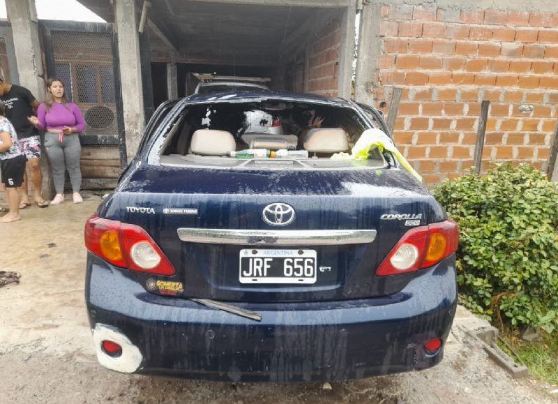 En llamas, el hombre se bajó del rodado y corrió hacia la casa, donde fue asistido por familiares de la ex pareja.
