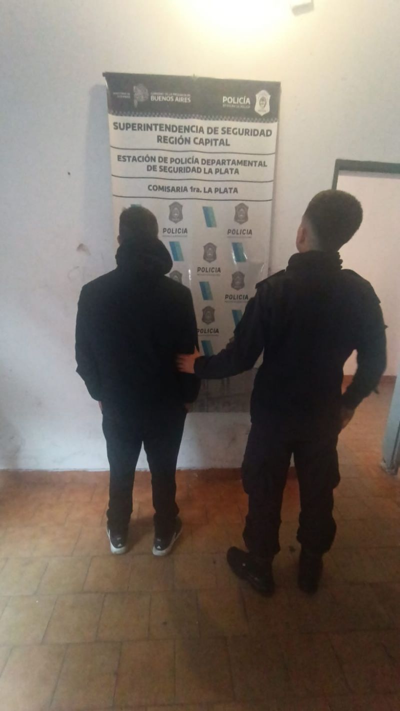 De acuerdo a la versión oficial, en 12 y 53, se produjo la detención de un hombre de 50 años, procedente de Florencio Varela.