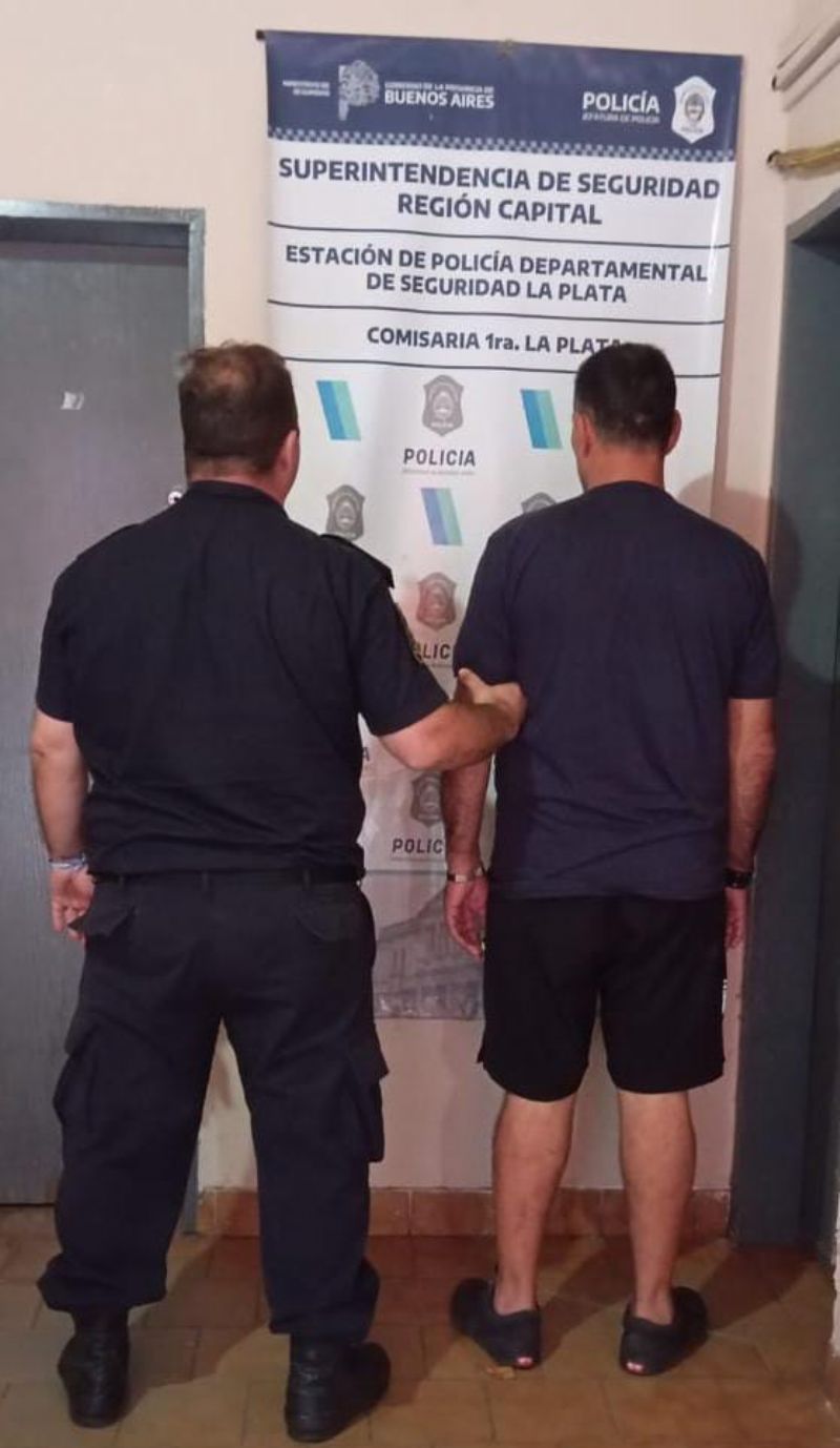 Varios detenidos en las adyacencias de la Plaza Moreno durante los festejos realizados este martes con motivo del 142 aniversario de la ciudad de La Plata.
