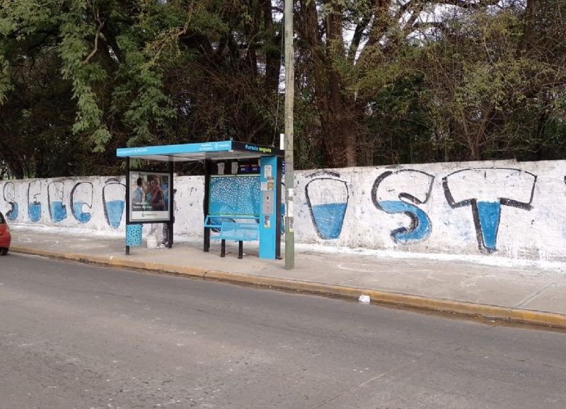 Mientras los clubes de Fútbol hacen campaña para erradicar los barras, La Cámpora de Rodríguez y Selci en Hurlingham los contratan para sus pintadas políticas.