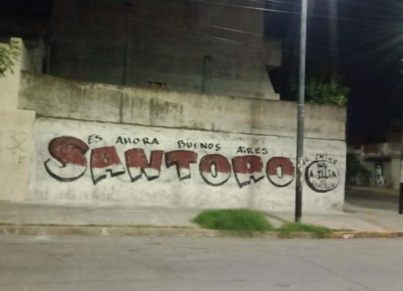 Durante su discurso, Santoro cuestionó la falta de planificación urbana y la polarización política en la Ciudad.