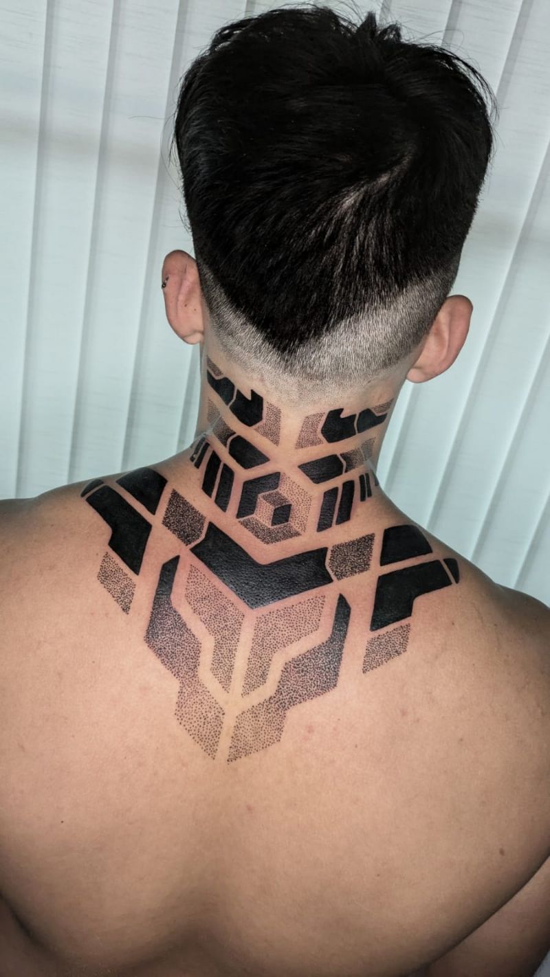 Impulsado por la curiosidad y el entusiasmo, se capacitó en bioseguridad y, tras mucha práctica, comenzó tatuando a amigos
