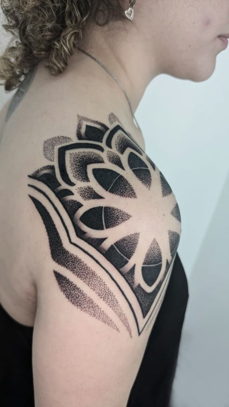 Desde el primer día supo qué tipo de tatuajes quería hacer: geométricos y ornamentales, una elección que definiría su identidad como artista.