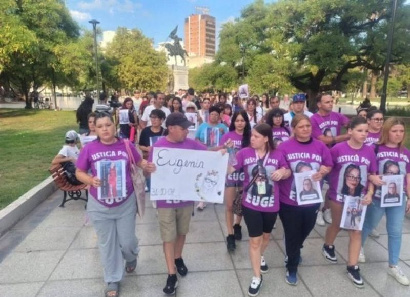 Marcha por justicia: familiares y amigos de Eugenia Carril, la joven chocada y abandonada, exigen prisión preventiva para el acusado