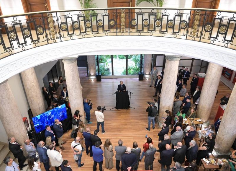 En el encuentro que contó con la presencia del intendente Julio Alak; el director del Grupo DESA, Marcelo Diez; y Gastón Ghioni, subsecretario de Energía de la Provincia