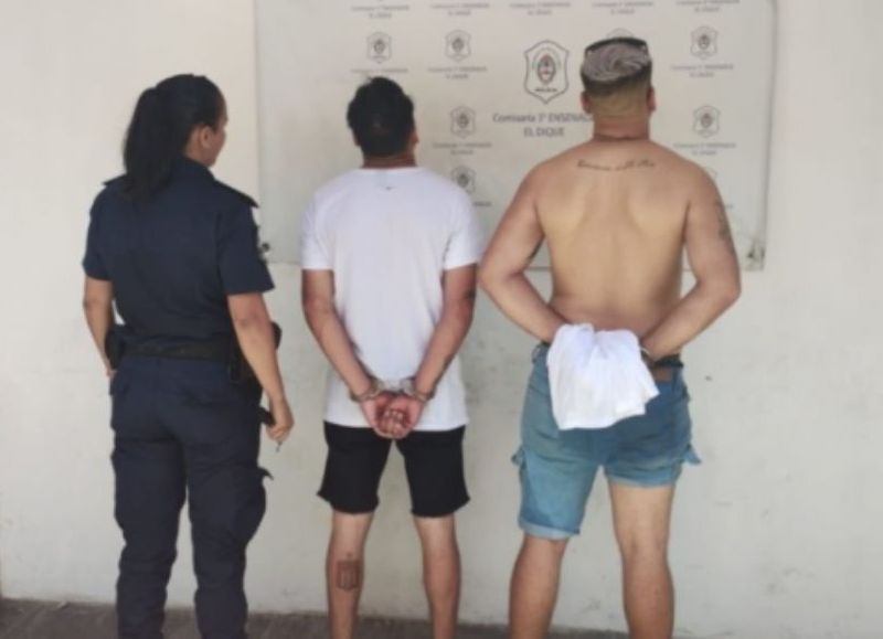 Los sujetos tomaron varias calles en un intento por evadir el cerco policial, pero fueron seguidos de cerca por los agentes.