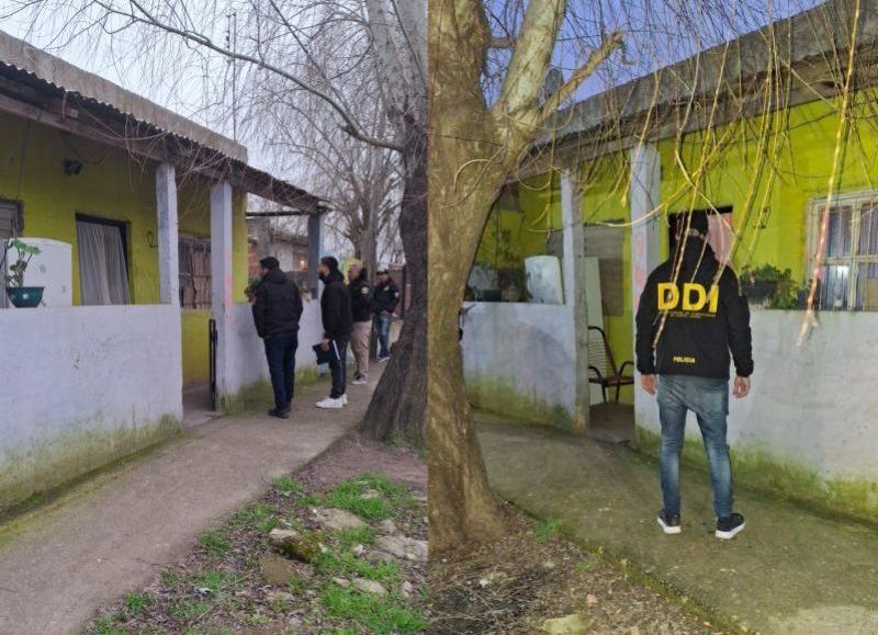 Los detectives hallaron cajones desordenados en el dormitorio de la pareja y la madre del hombre insinuó que podrían haber sido víctimas de un robo.
