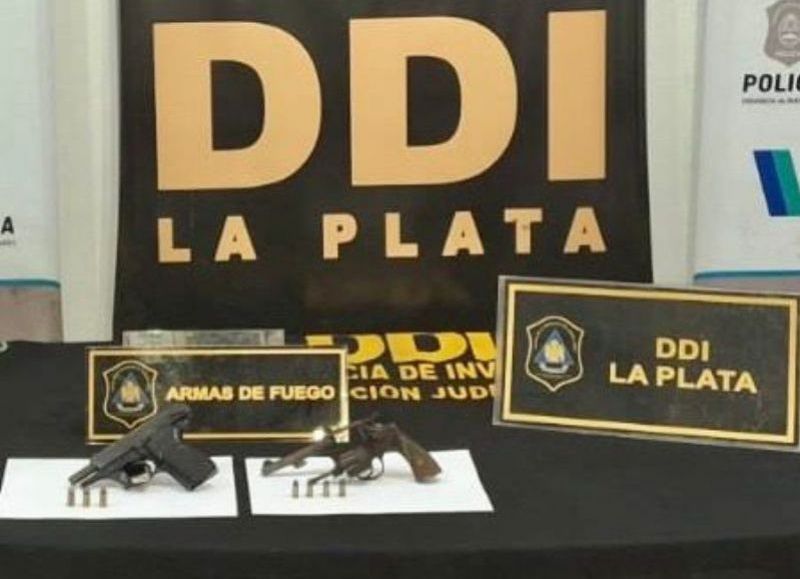 En el domicilio, los investigadores secuestraron en un allanamiento un revólver calibre 38 y una pistola Bersa calibre 380, y vainas servidas con dos impactos de balas en una pared.