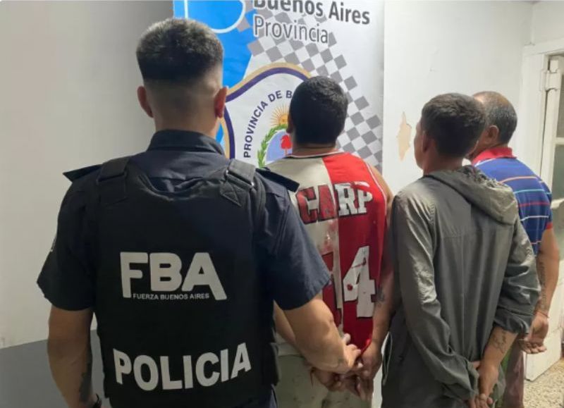 Los efectivos del Comando de Patrullas acudieron al lugar tras recibir el alerta, y al llegar, encontraron a los involucrados en plena gresca.