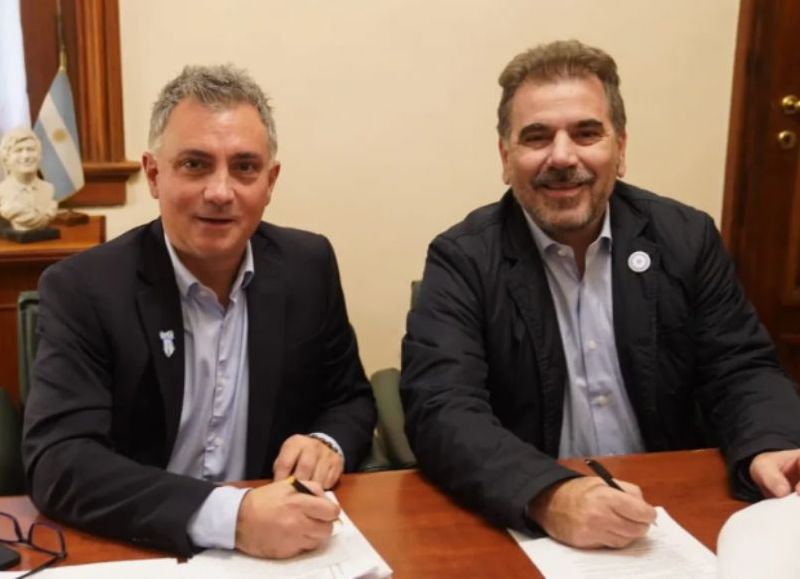 Sebastián Pareja, de La Libertad Avanza, y Cristian Ritondo, del PRO, firmaron el acuerdo.